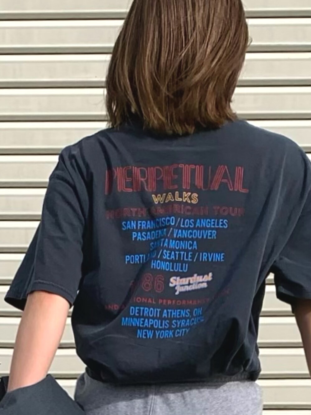 グレー系のTシャツ/カットソーを着用したレディースの春コーディネートの2枚目の写真