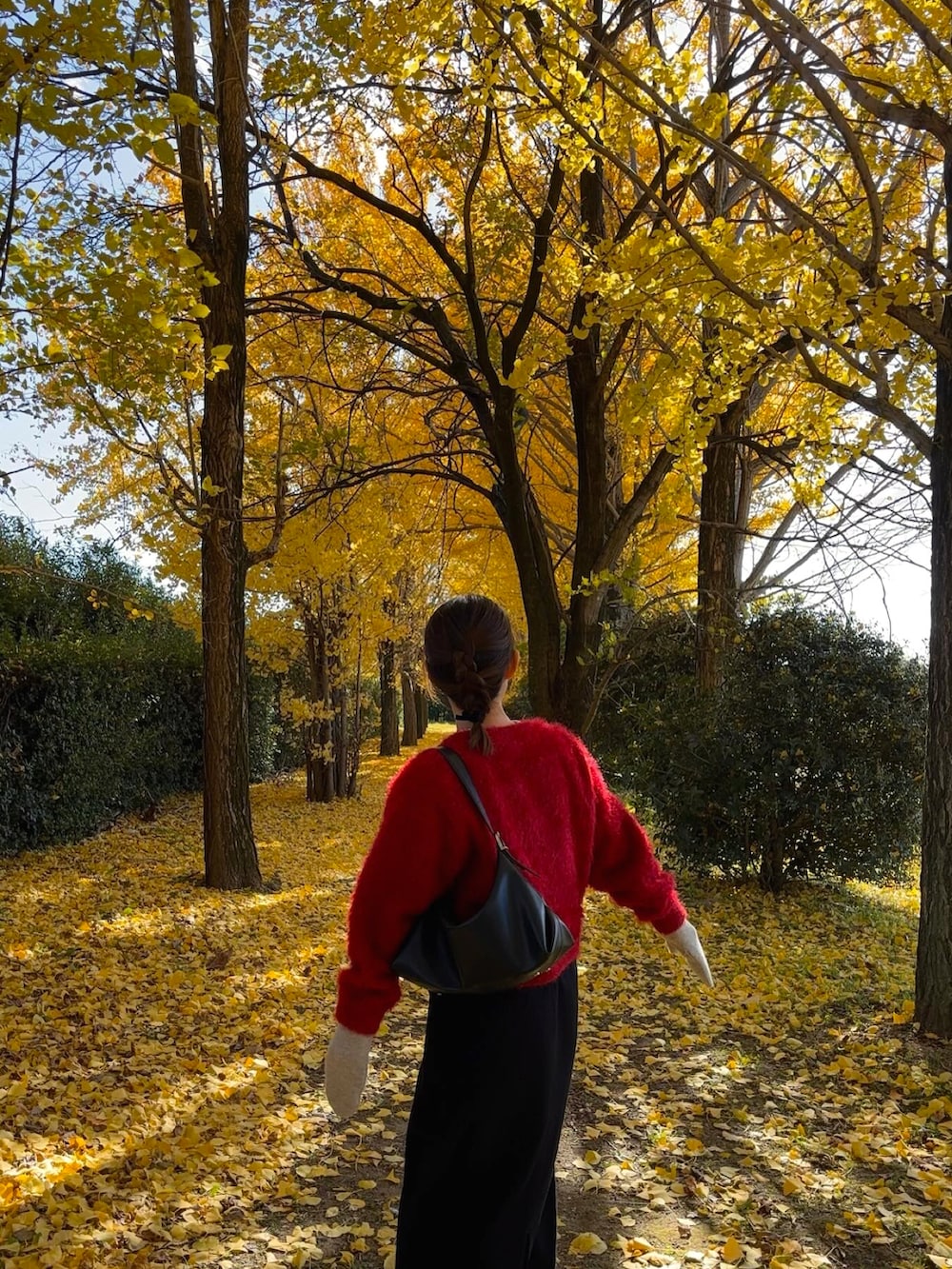 レッド系のカーディガン/ボレロを着用したレディースの冬コーディネートの3枚目の写真