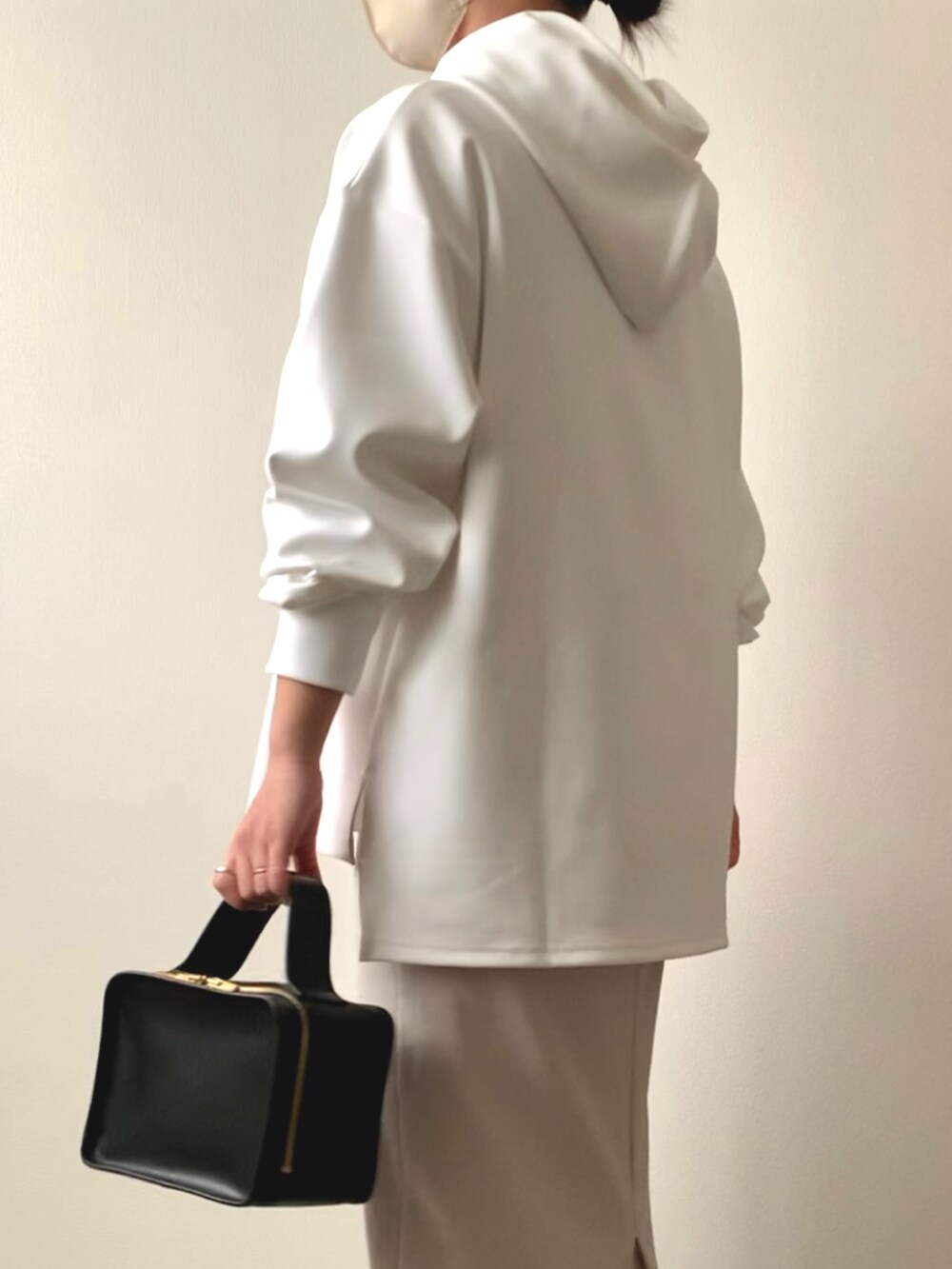 ベージュ系のMA-1、ホワイト系のトップス、ホワイト系のスカートを着用したレディースの秋コーディネートの4枚目の写真