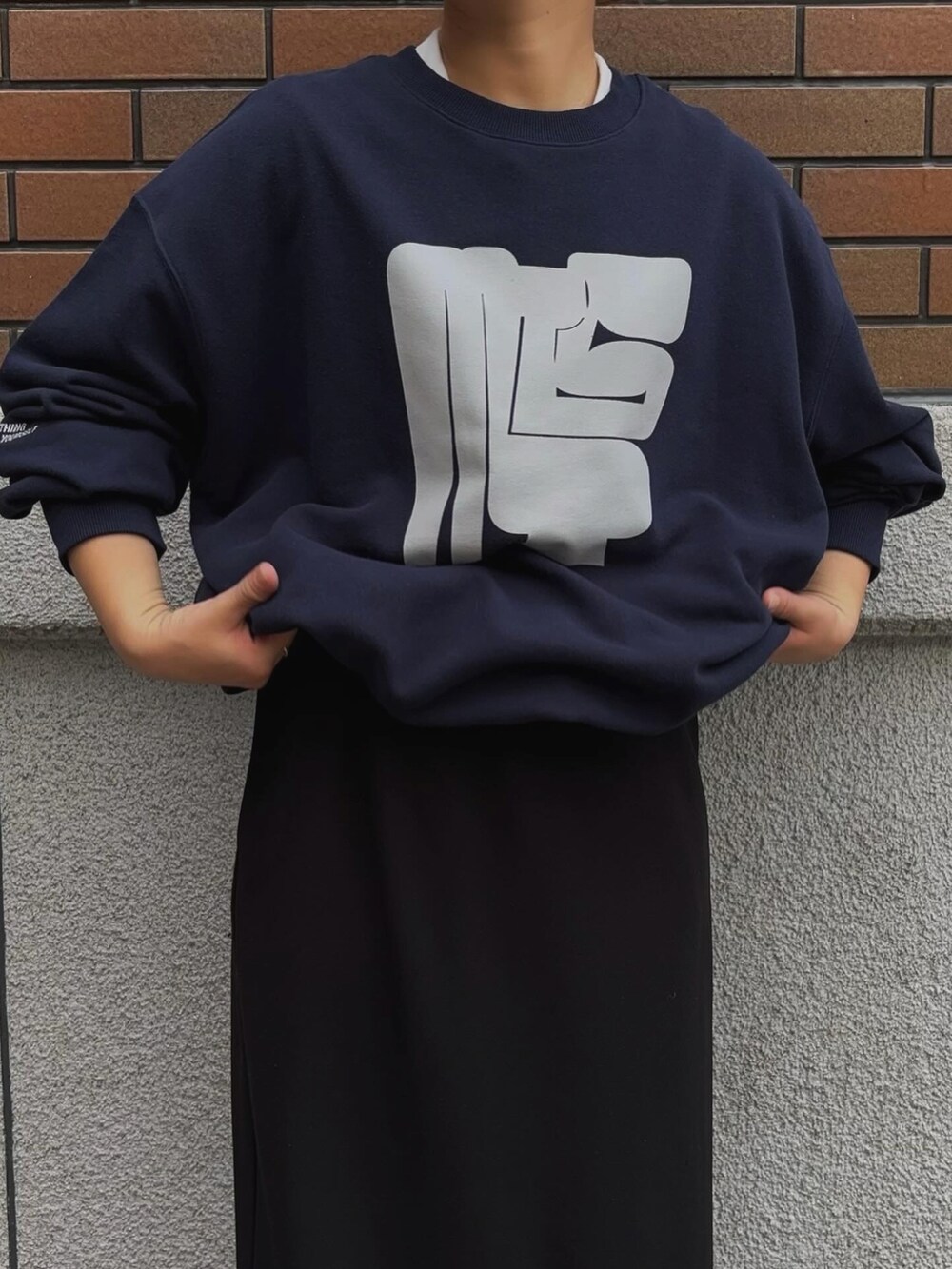 ブルー系のスウェット、ブラウン系のサンダルを着用したレディースの秋コーディネートの3枚目の写真