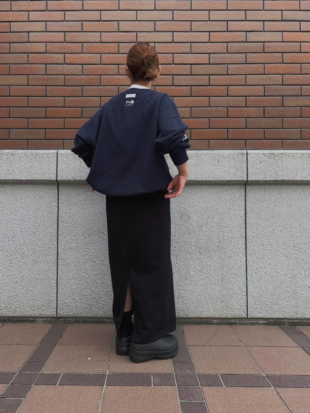 ブルー系のスウェット、ブラウン系のサンダルを着用したレディースの秋コーディネートの4枚目の写真