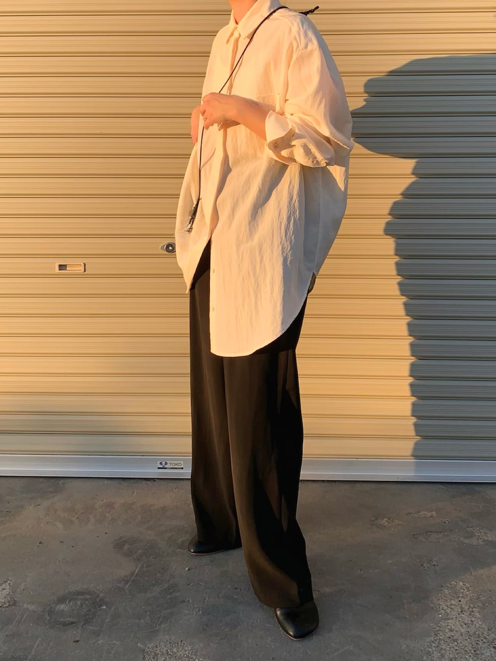 ホワイト系のシャツ/ブラウスを着用したレディースの秋コーディネートの2枚目の写真