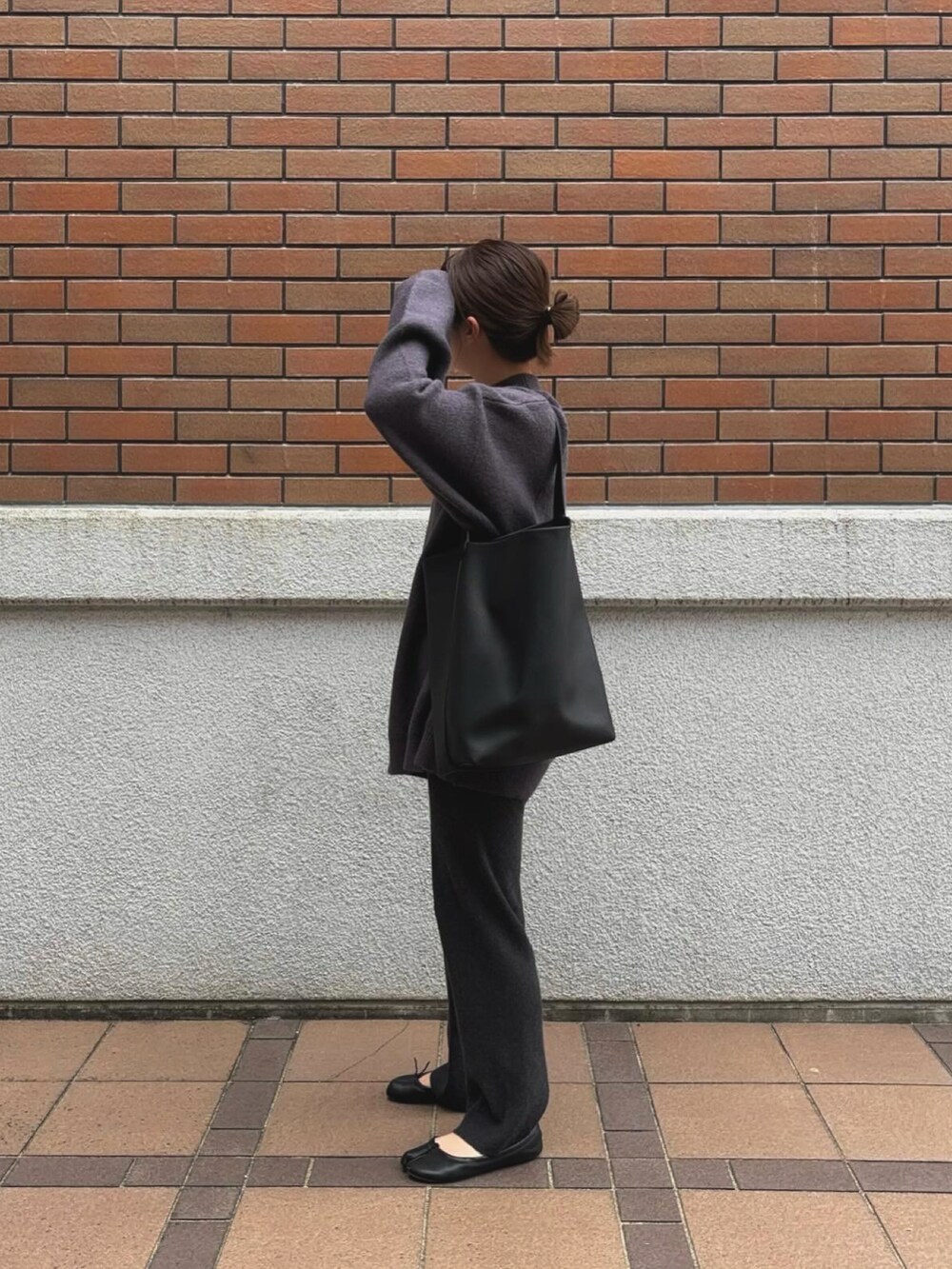 グレー系のニット/セーターを着用したレディースの秋コーディネートの4枚目の写真