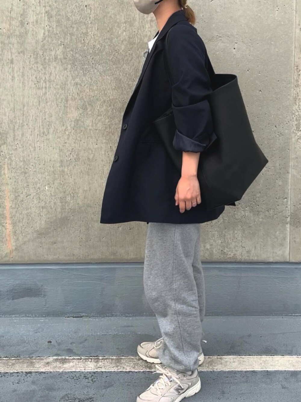 ブルー系のテーラードジャケット、グレー系のスウェットパンツを着用したレディースの春コーディネートの3枚目の写真