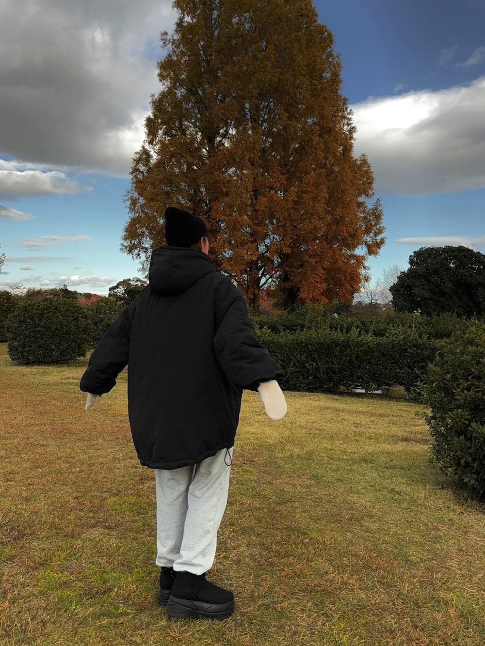 ブラック系のダウンジャケット/コートを着用したレディースの冬コーディネートの2枚目の写真