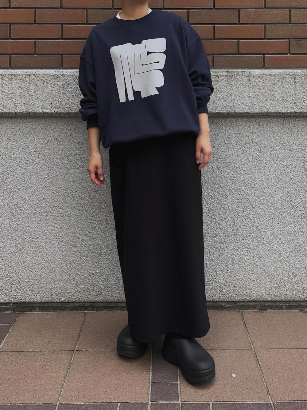 ブルー系のスウェット、ブラウン系のサンダルを着用したレディースの秋コーディネートの2枚目の写真