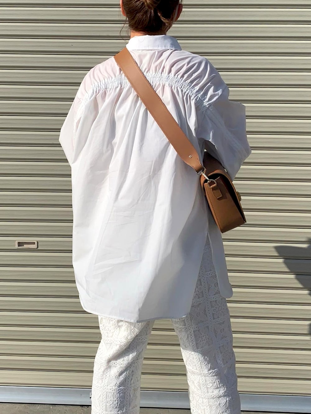 ホワイト系のシャツ/ブラウス、イエロー系のショルダーバッグ、ホワイト系のその他パンツを着用したレディースの春コーディネートの4枚目の写真