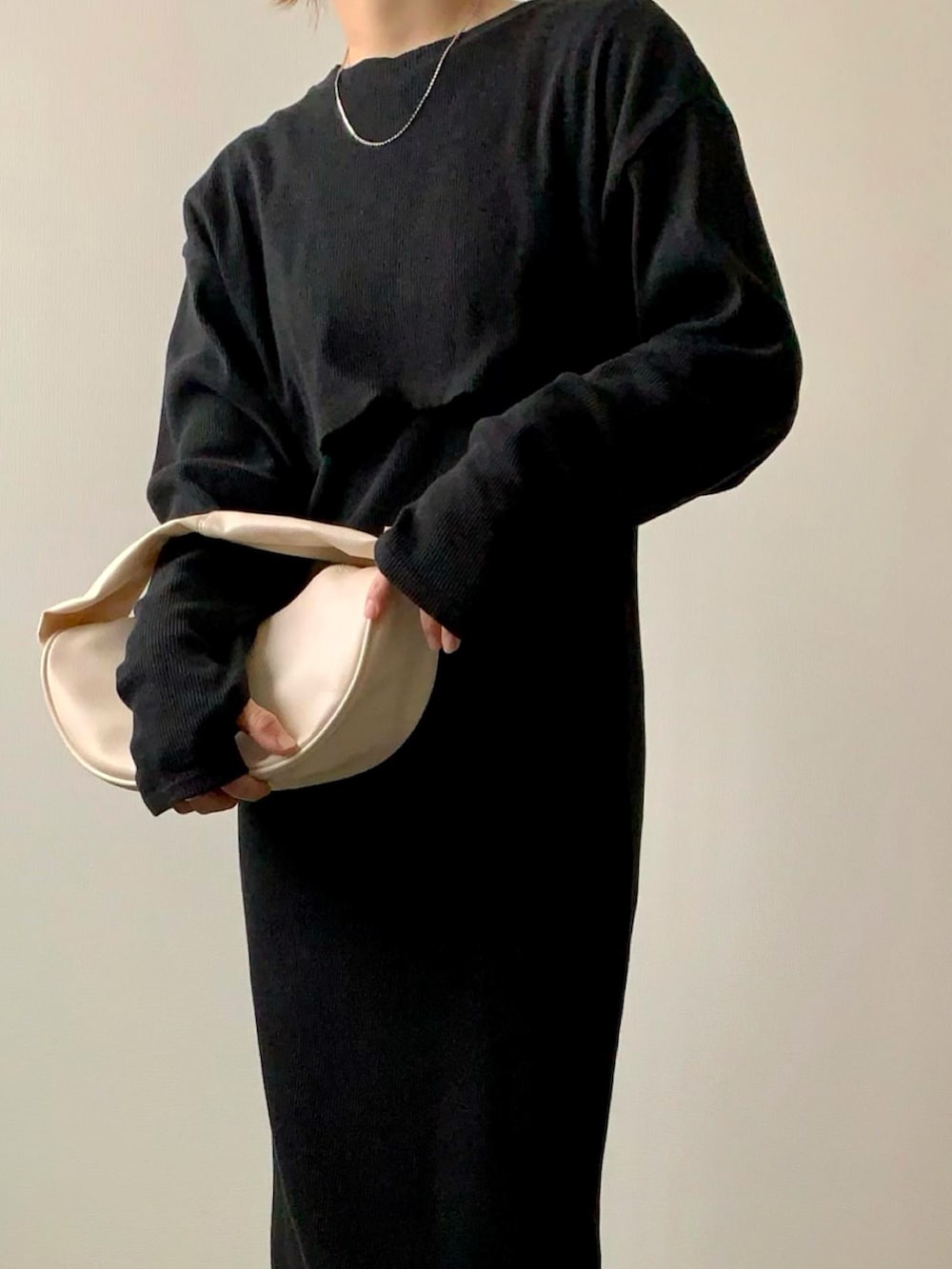 ブラック系のワンピース、ホワイト系のミリタリージャケットを着用したレディースの春コーディネートの2枚目の写真