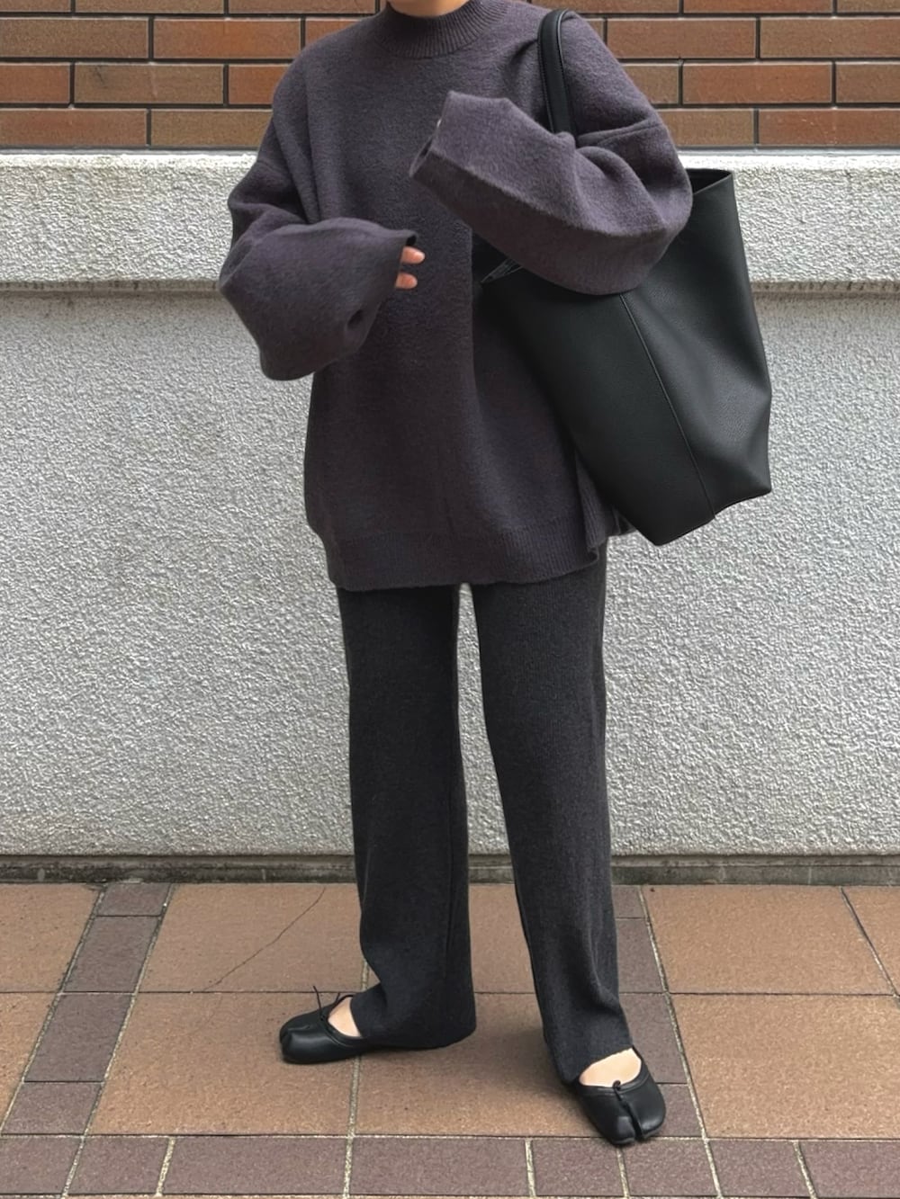 グレー系のニット/セーターを着用したレディースの秋コーディネートの2枚目の写真