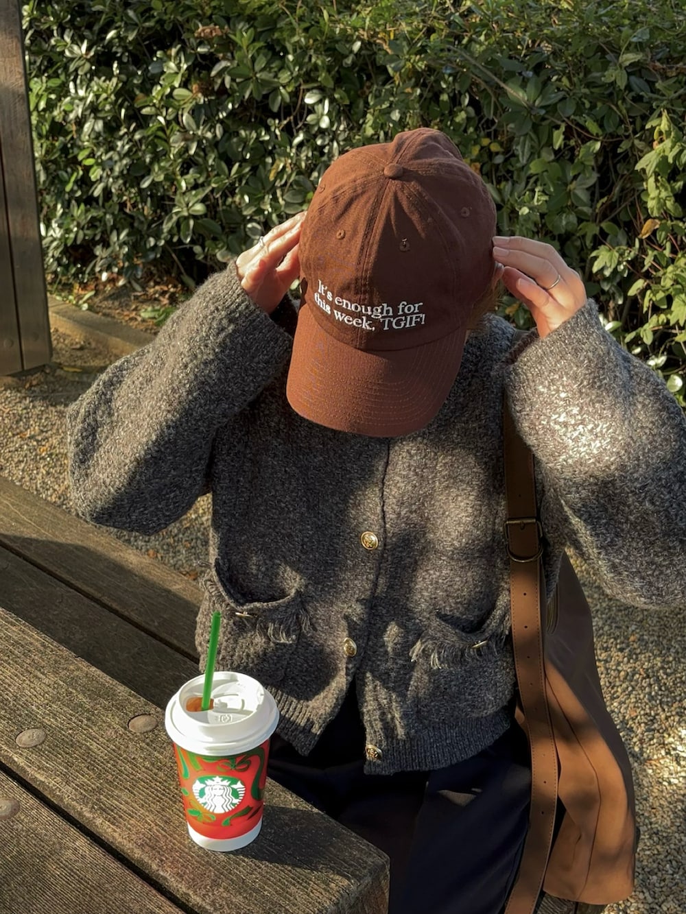 ブラック系のカーディガン/ボレロを着用したレディースの秋コーディネートの2枚目の写真