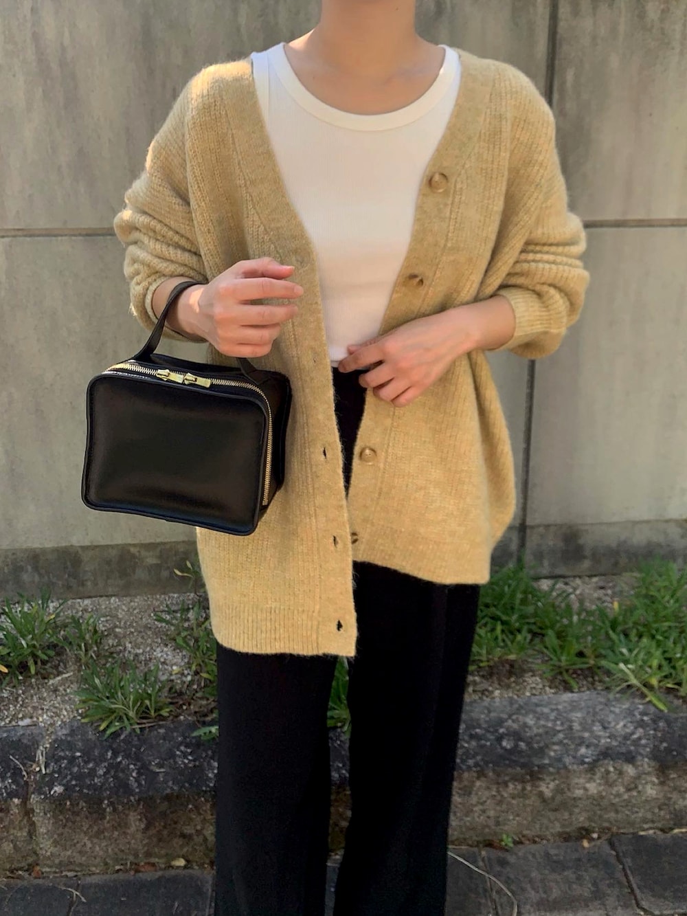 イエロー系のカーディガン/ボレロを着用したレディースの秋コーディネートの2枚目の写真