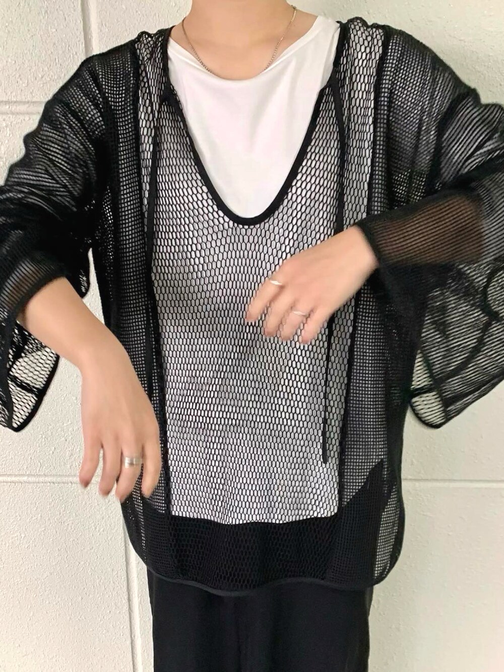 ブラック系のTシャツ/カットソーを着用したレディースの春コーディネートの3枚目の写真