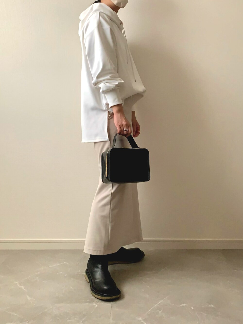 ベージュ系のMA-1、ホワイト系のトップス、ホワイト系のスカートを着用したレディースの秋コーディネートの2枚目の写真