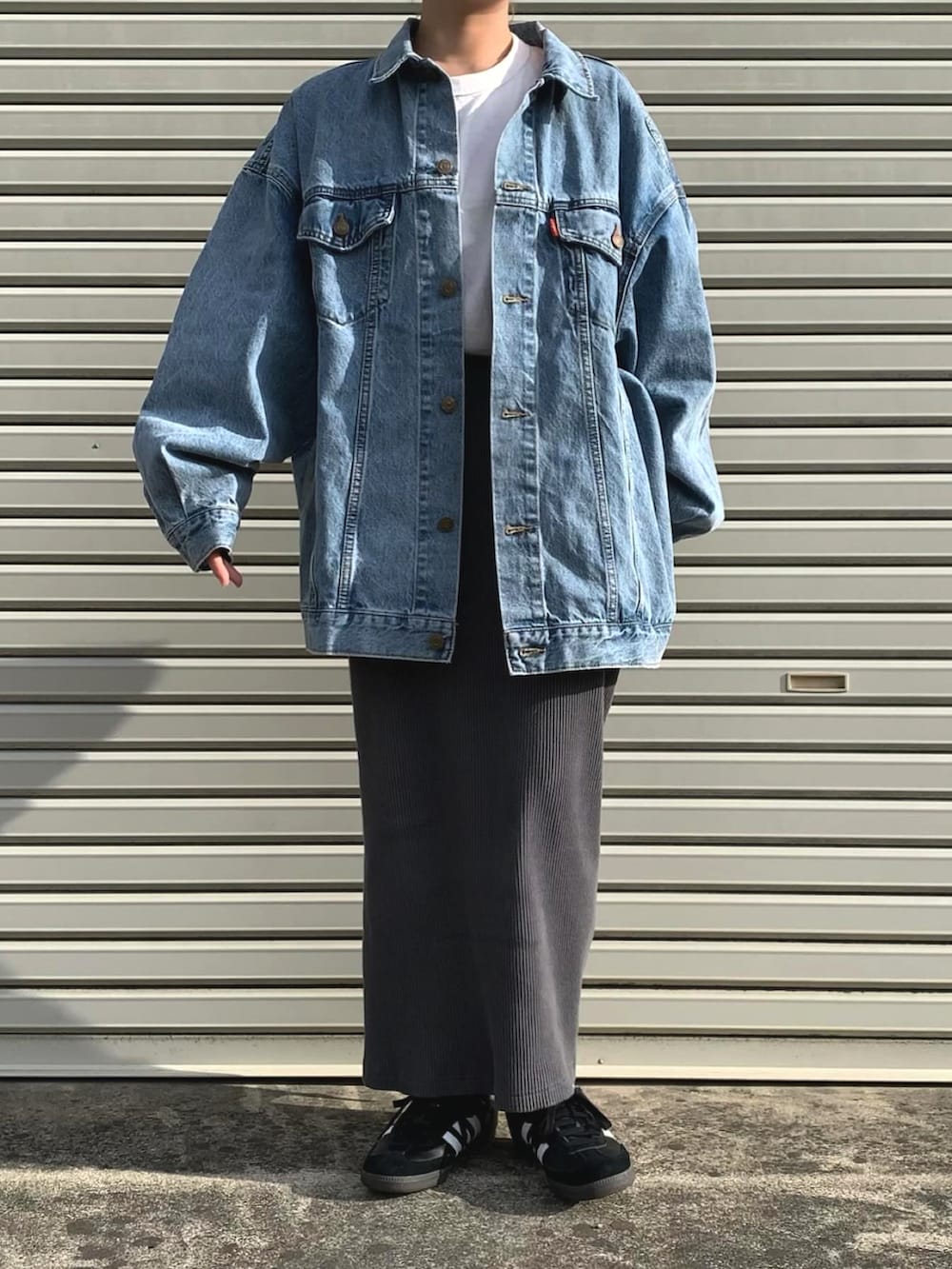 ブルー系のデニムジャケット、グレー系のスカートを着用したレディースの冬コーディネートの4枚目の写真