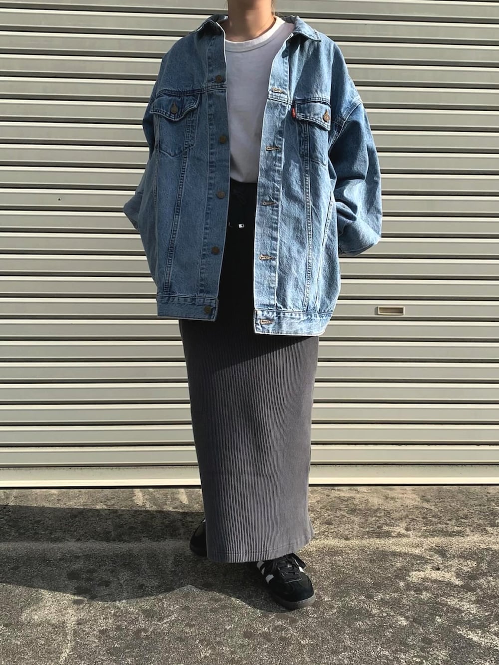 ブルー系のデニムジャケット、グレー系のスカートを着用したレディースの冬コーディネートの2枚目の写真