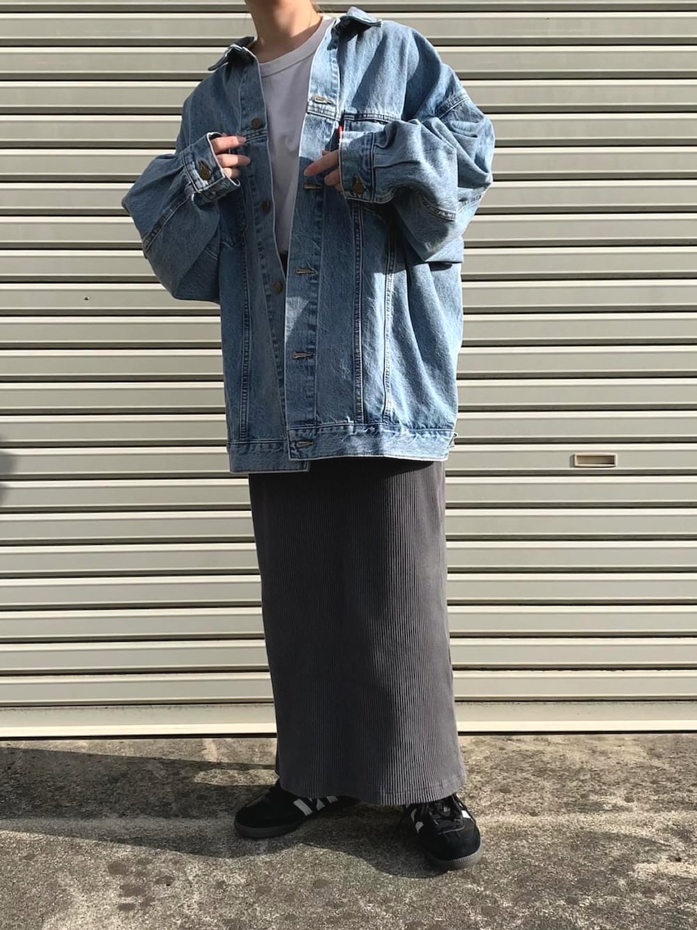 ブルー系のデニムジャケット、グレー系のスカートを着用したレディースの冬コーディネートの3枚目の写真