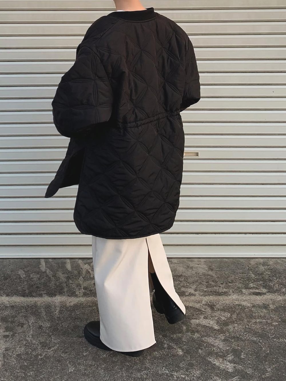 ブラック系のその他アウター、ホワイト系のワンピースを着用したレディースの秋コーディネートの2枚目の写真