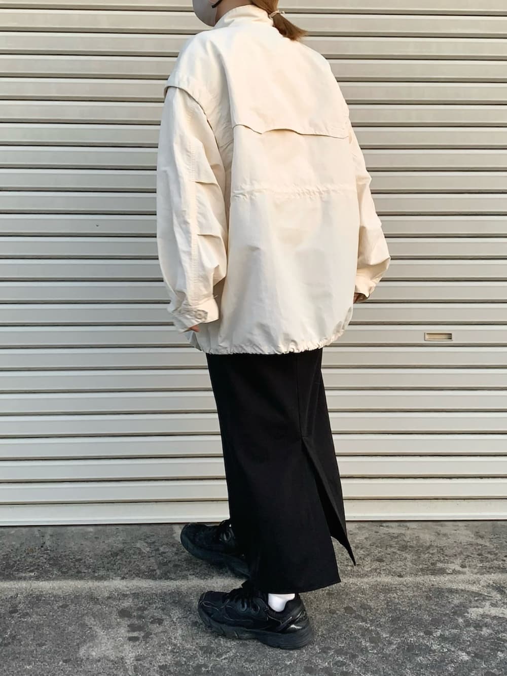 ブラック系のスニーカーを着用したレディースの冬コーディネートの2枚目の写真