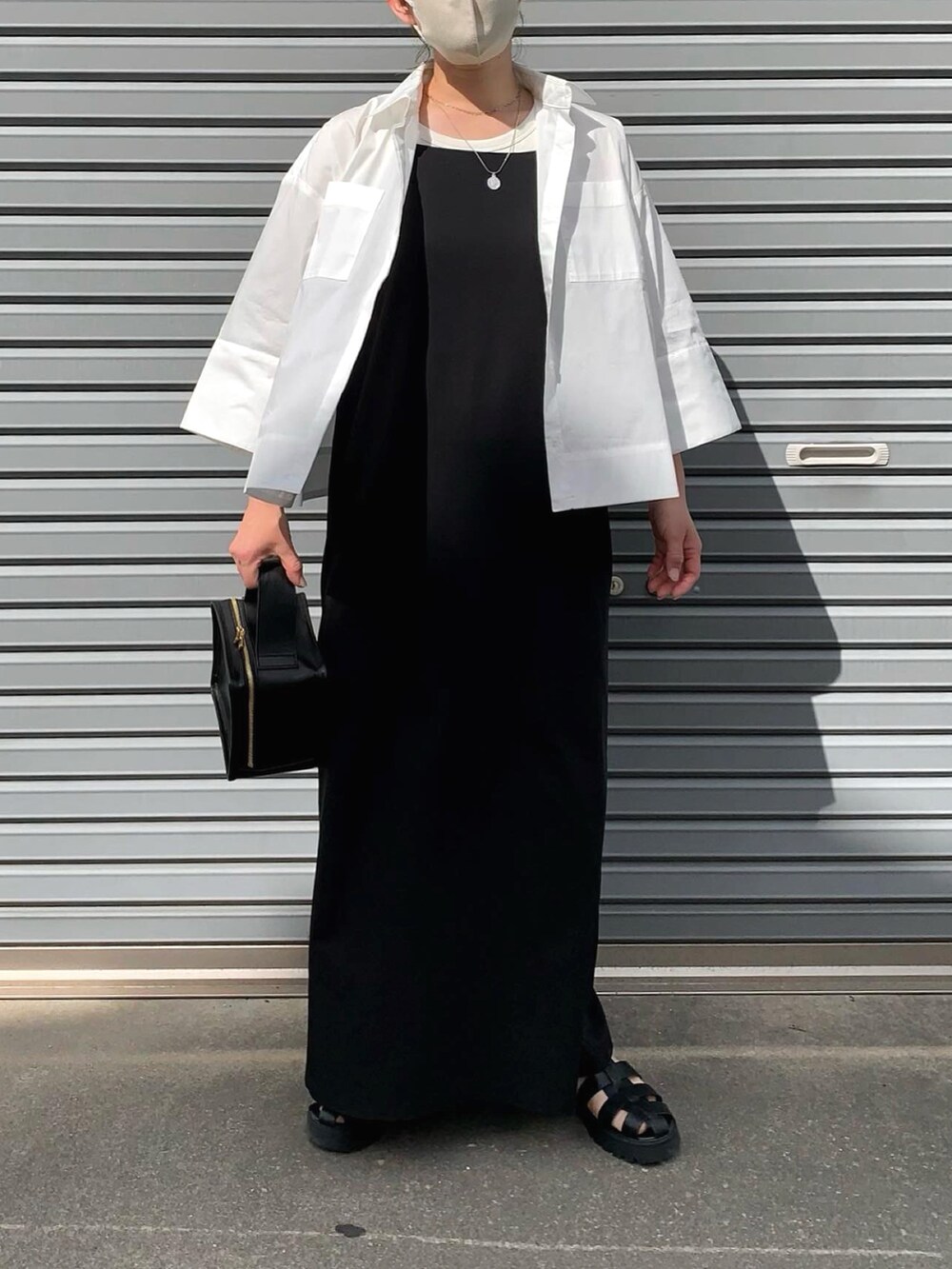 ホワイト系のシャツ/ブラウス、ブラック系のワンピースを着用したレディースの春コーディネートの2枚目の写真