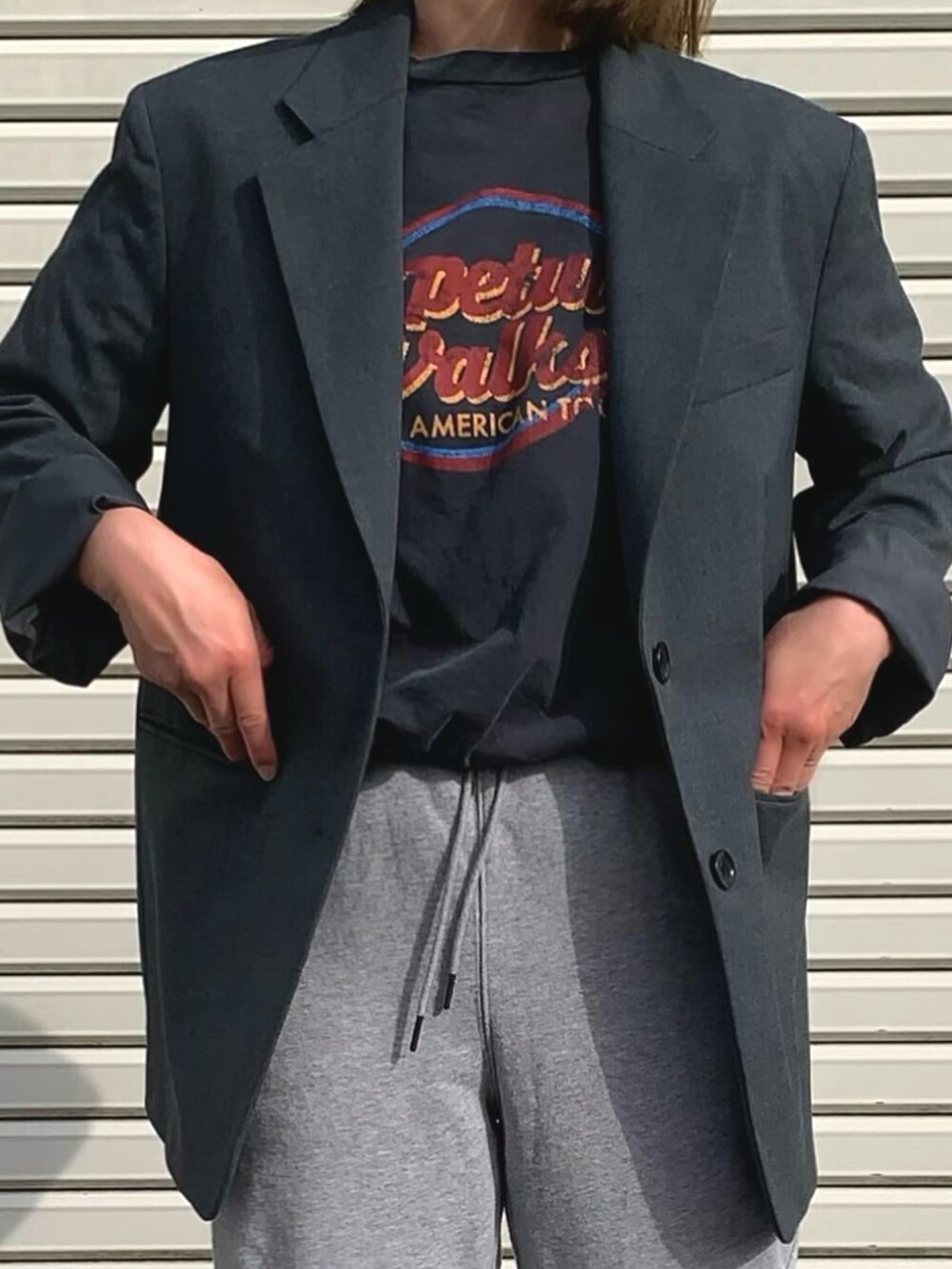 グレー系のTシャツ/カットソーを着用したレディースの春コーディネートの3枚目の写真