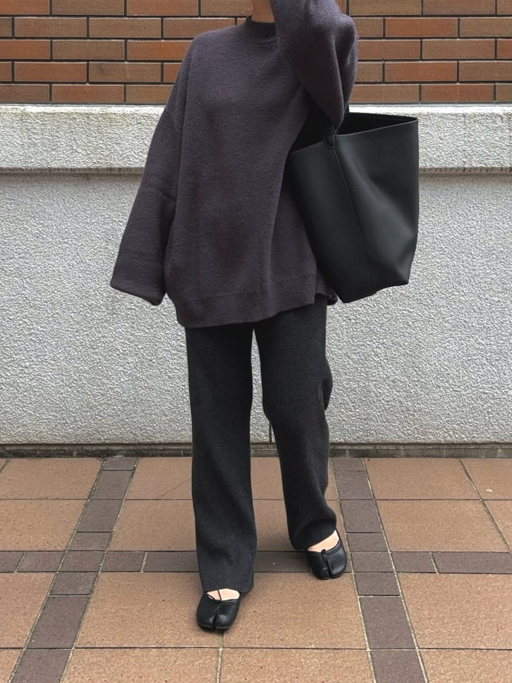 グレー系のニット/セーターを着用したレディースの秋コーディネートの3枚目の写真