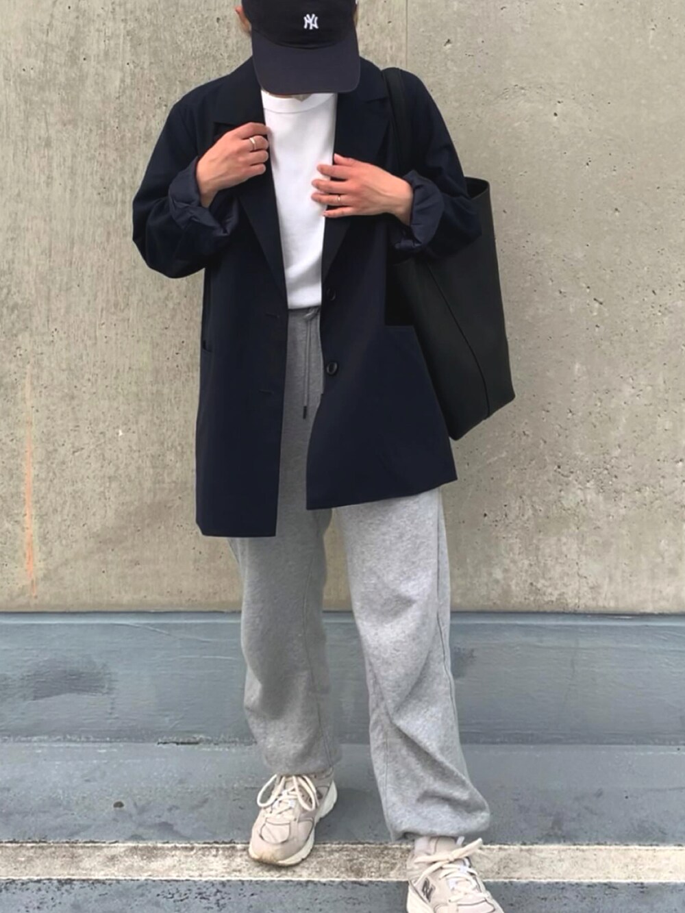 ブルー系のテーラードジャケット、グレー系のスウェットパンツを着用したレディースの春コーディネートの2枚目の写真