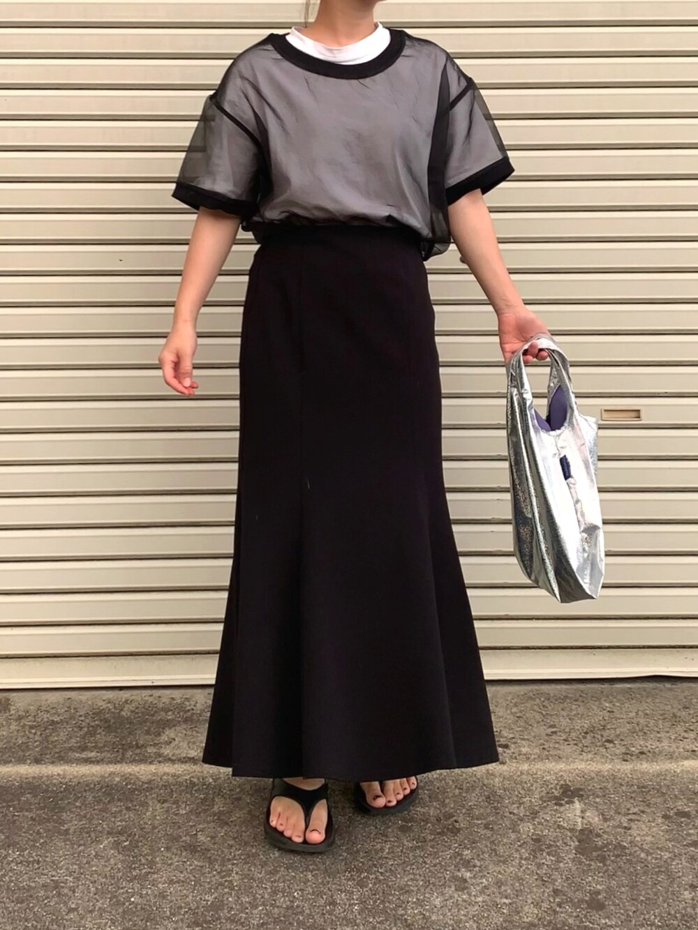 ブラック系のTシャツ/カットソー、ホワイト系のTシャツ/カットソー、その他のエコバッグ/サブバッグを着用したレディースの夏コーディネートの2枚目の写真