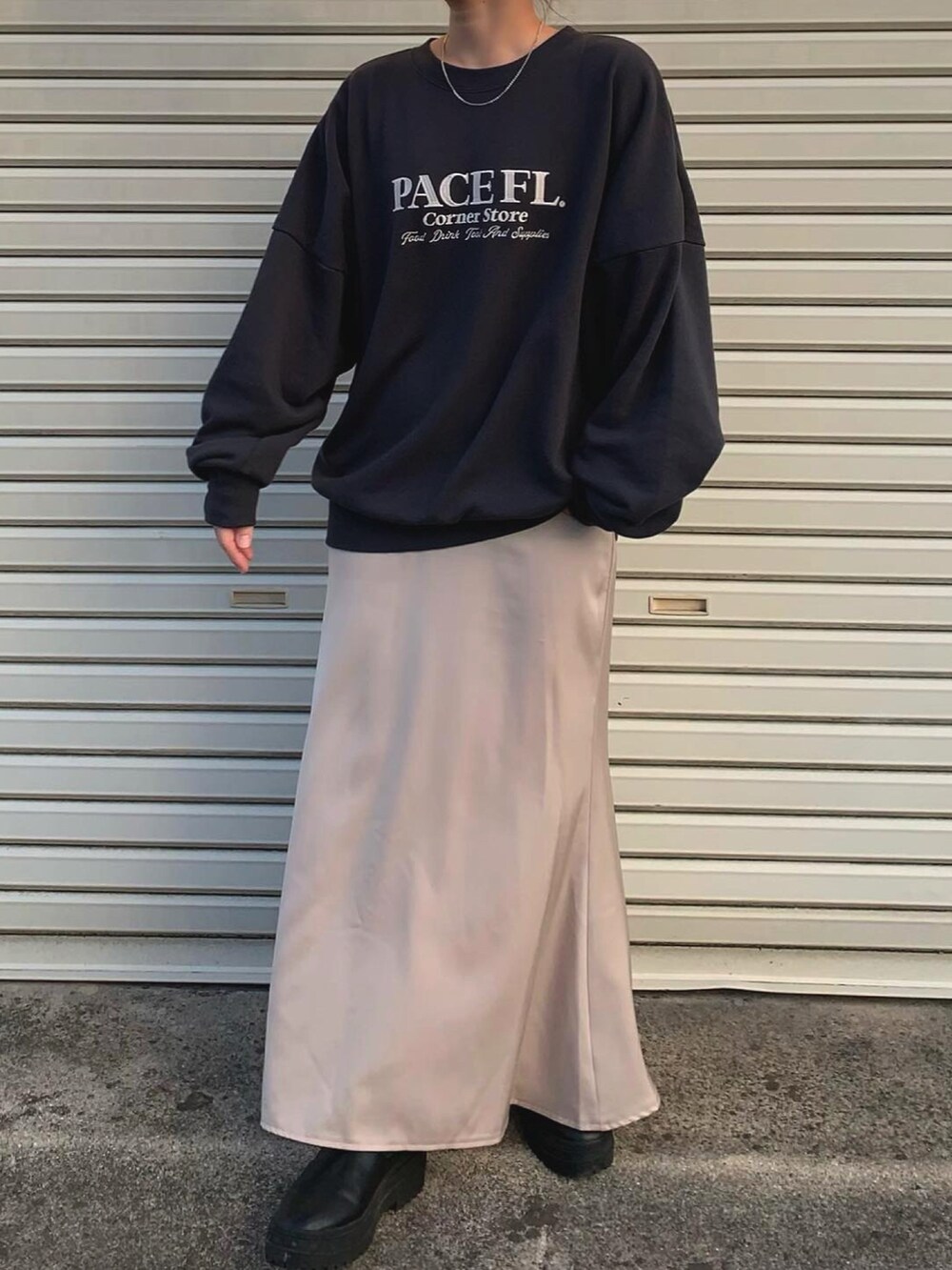 グレー系のスウェット、ベージュ系のスカートを着用したレディースの秋コーディネートの2枚目の写真