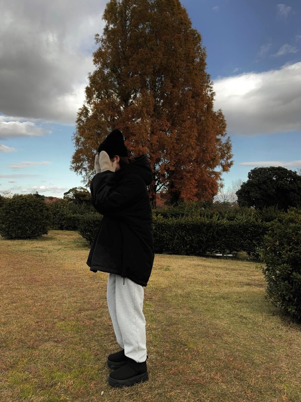 ブラック系のダウンジャケット/コートを着用したレディースの冬コーディネートの3枚目の写真