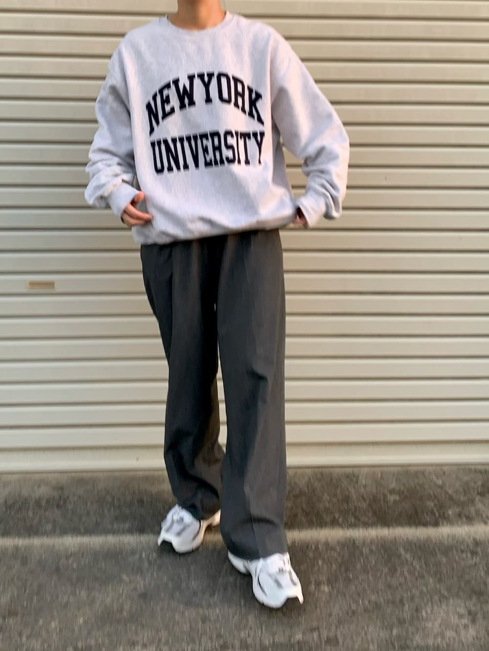 グレー系のスウェット、グレー系のパンツを着用したレディースの秋コーディネートの2枚目の写真