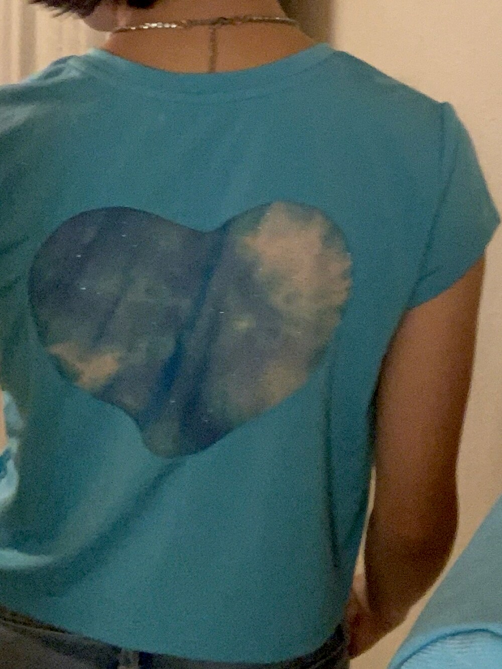 ブルー系のTシャツ/カットソー、シルバー系のネックレスを着用したレディースの秋コーディネートの2枚目の写真