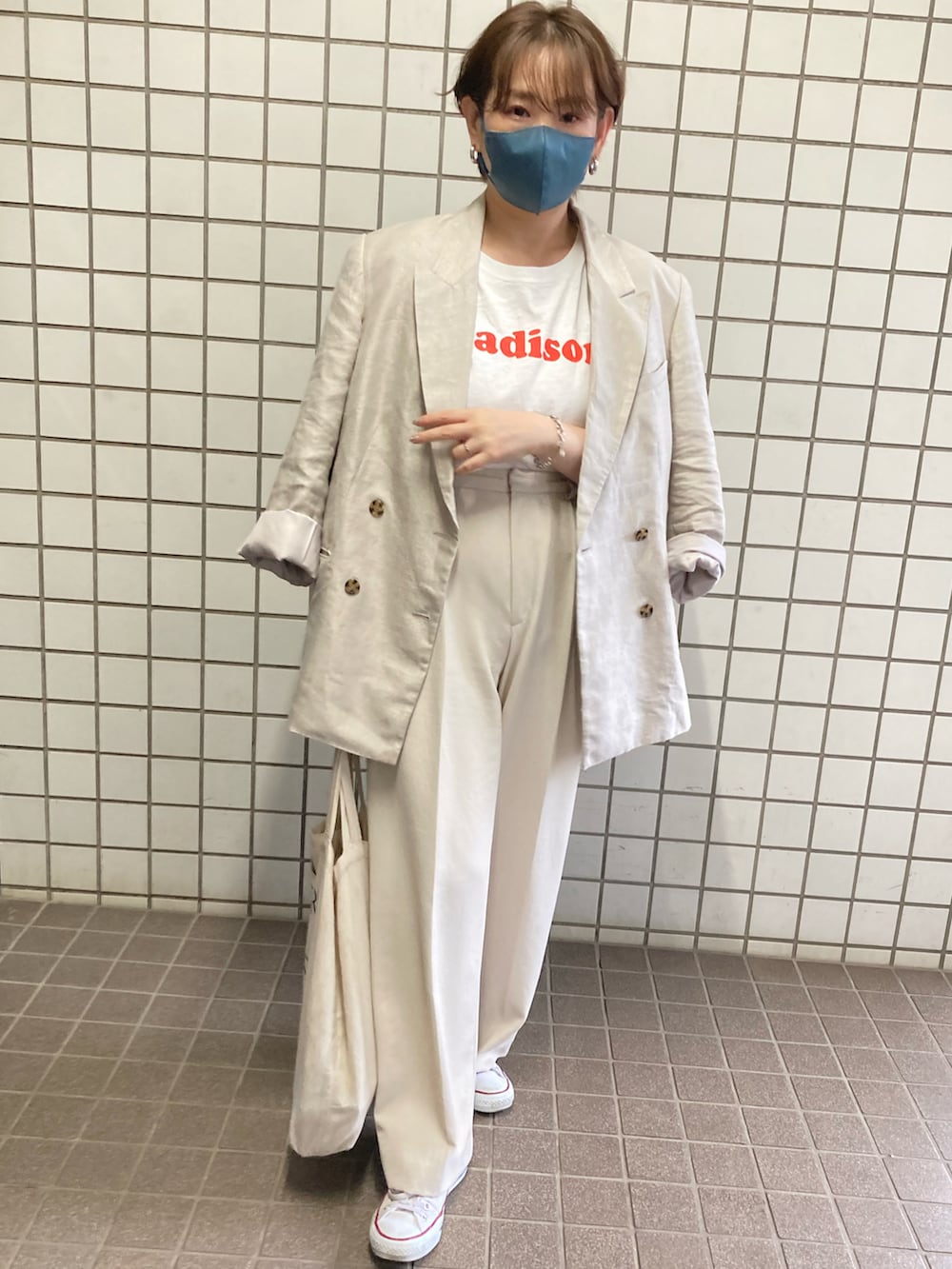 ホワイト系のTシャツ/カットソー、ホワイト系のテーラードジャケット、ホワイト系のスニーカーを着用したレディースの春コーディネートの2枚目の写真