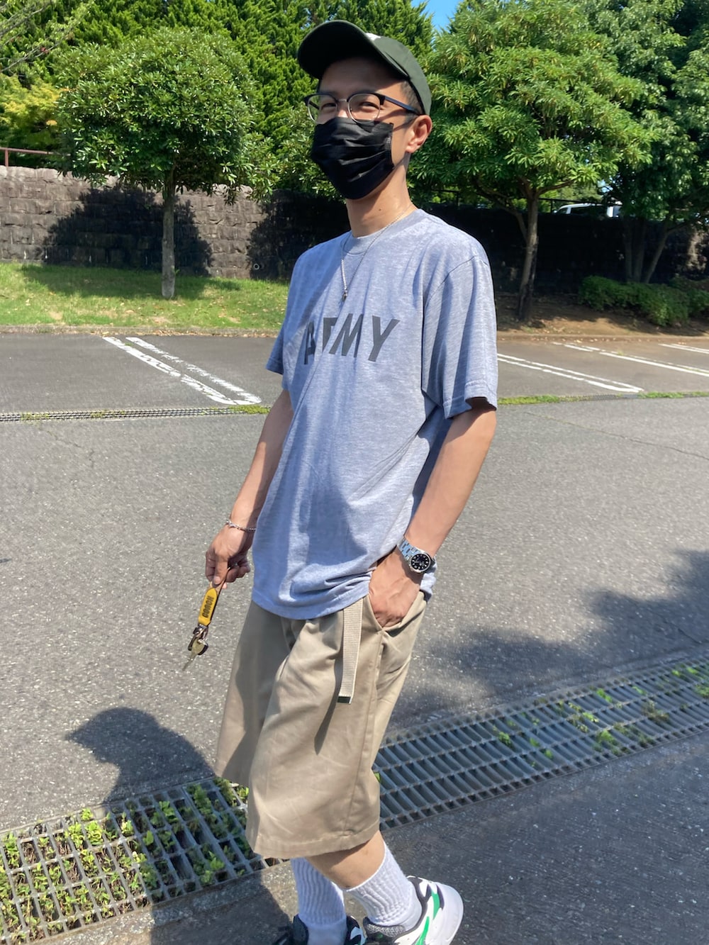 グレー系のTシャツ/カットソー、ベージュ系のその他パンツ、ホワイト系のスニーカーを着用したメンズの夏コーディネートの2枚目の写真