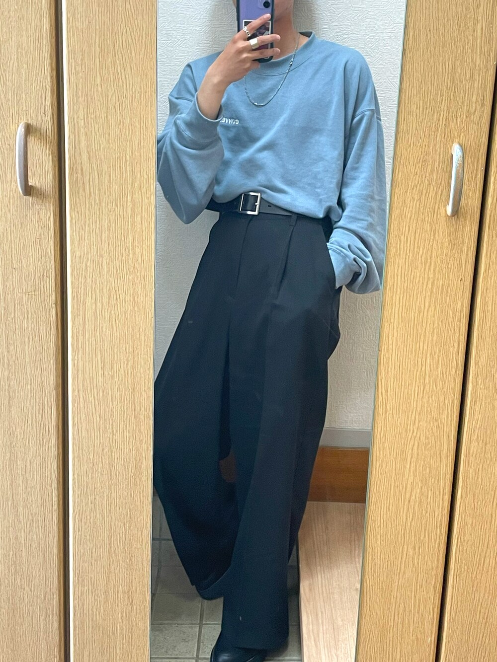 ブラック系のドレスシューズ、ブラック系のスラックスを着用したメンズの春コーディネートの2枚目の写真