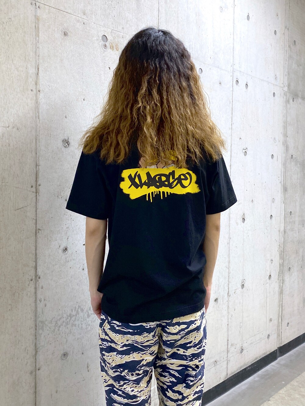 ブラック系のTシャツ/カットソー、ブルー系のその他パンツを着用したメンズの夏コーディネートの4枚目の写真