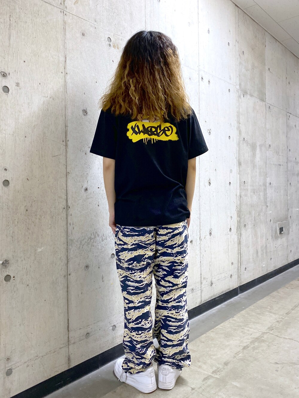 ブラック系のTシャツ/カットソー、ブルー系のその他パンツを着用したメンズの夏コーディネートの2枚目の写真