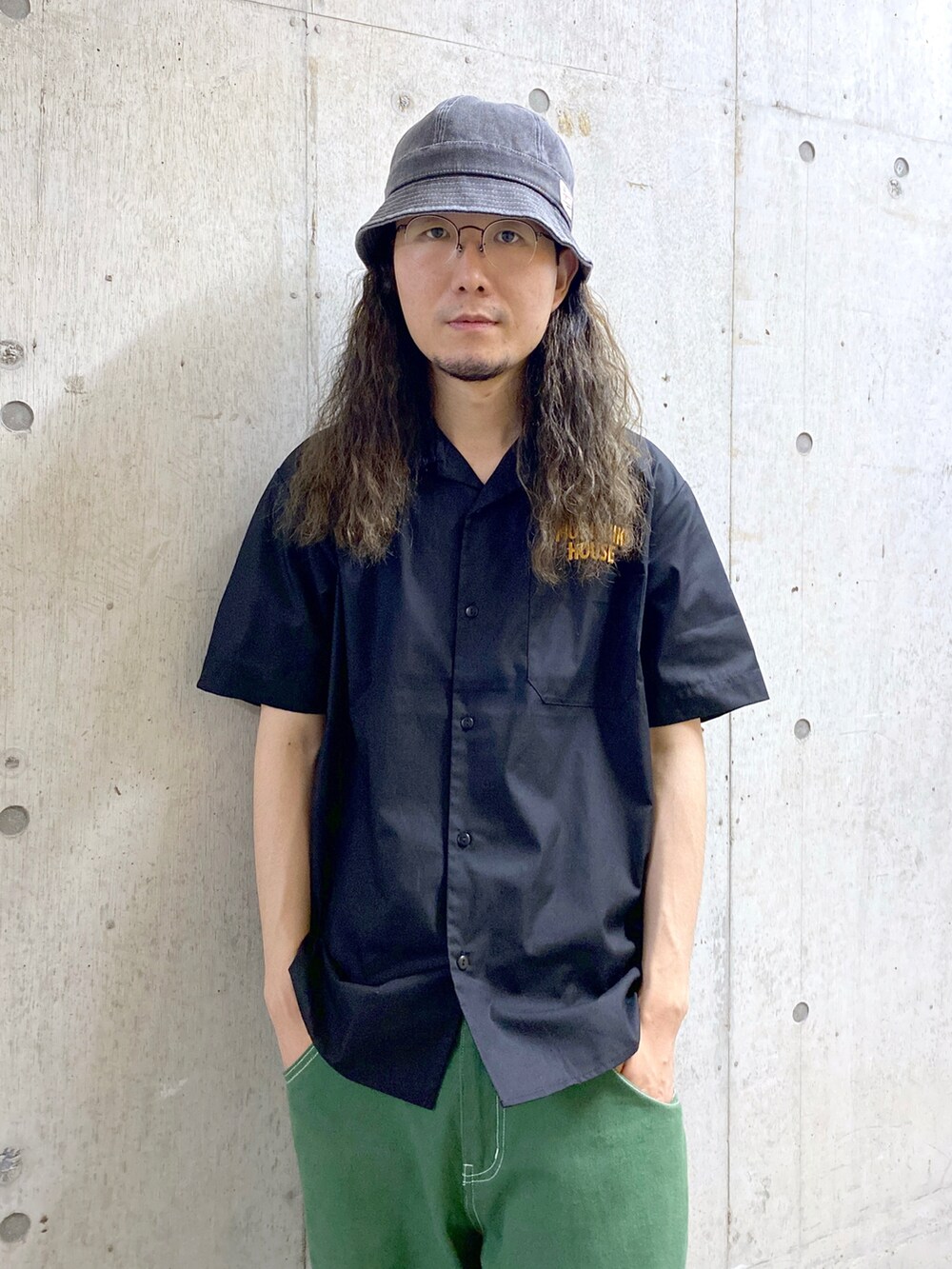 ブラック系のシャツ/ブラウス、ホワイト系のその他パンツ、ブラック系のハットを着用したメンズの夏コーディネートの3枚目の写真