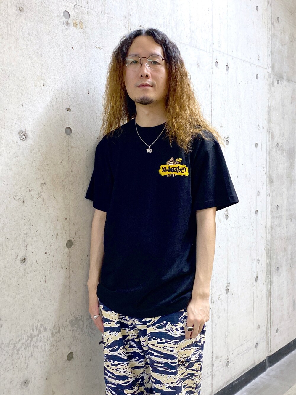 ブラック系のTシャツ/カットソー、ブルー系のその他パンツを着用したメンズの夏コーディネートの3枚目の写真