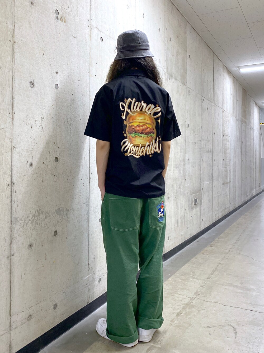 ブラック系のシャツ/ブラウス、ホワイト系のその他パンツ、ブラック系のハットを着用したメンズの夏コーディネートの2枚目の写真