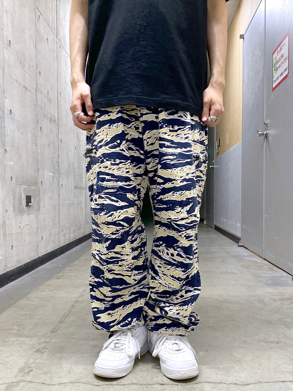ブラック系のTシャツ/カットソー、ブルー系のその他パンツを着用したメンズの夏コーディネートの5枚目の写真