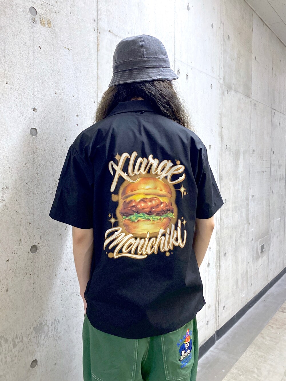 ブラック系のシャツ/ブラウス、ホワイト系のその他パンツ、ブラック系のハットを着用したメンズの夏コーディネートの4枚目の写真