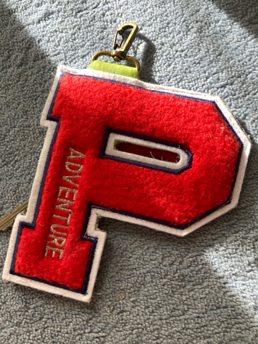 レッド系のショルダーバッグを着用したレディースの春コーディネートの3枚目の写真