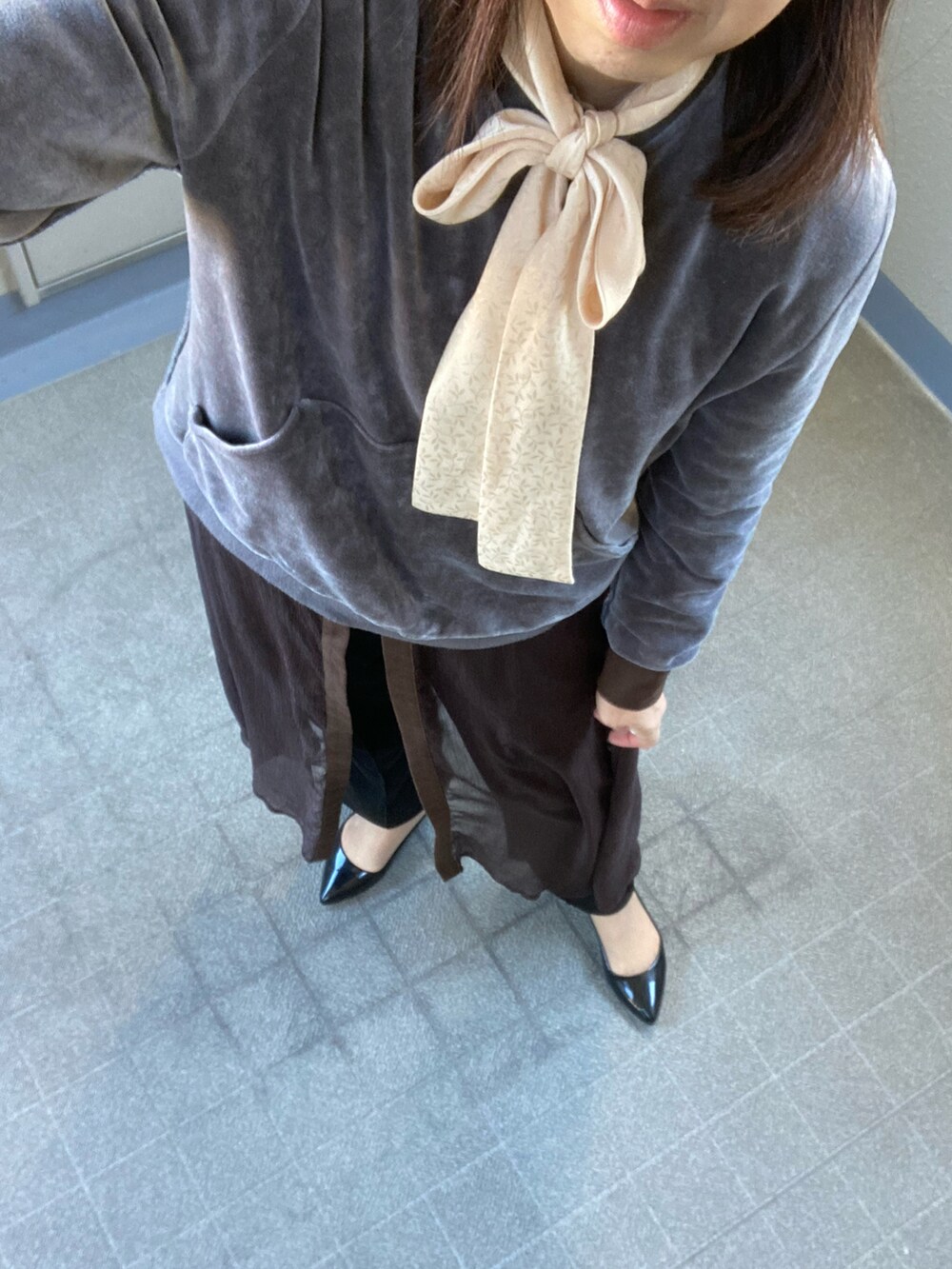 ブラック系のその他パンツ、ブラウン系のドレス、ベージュ系のシャツ/ブラウスを着用したレディースの冬コーディネートの2枚目の写真