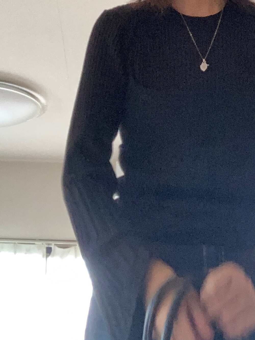 ブラック系のTシャツ/カットソー、ブラック系のキャミソールを着用したレディースの秋コーディネートの2枚目の写真