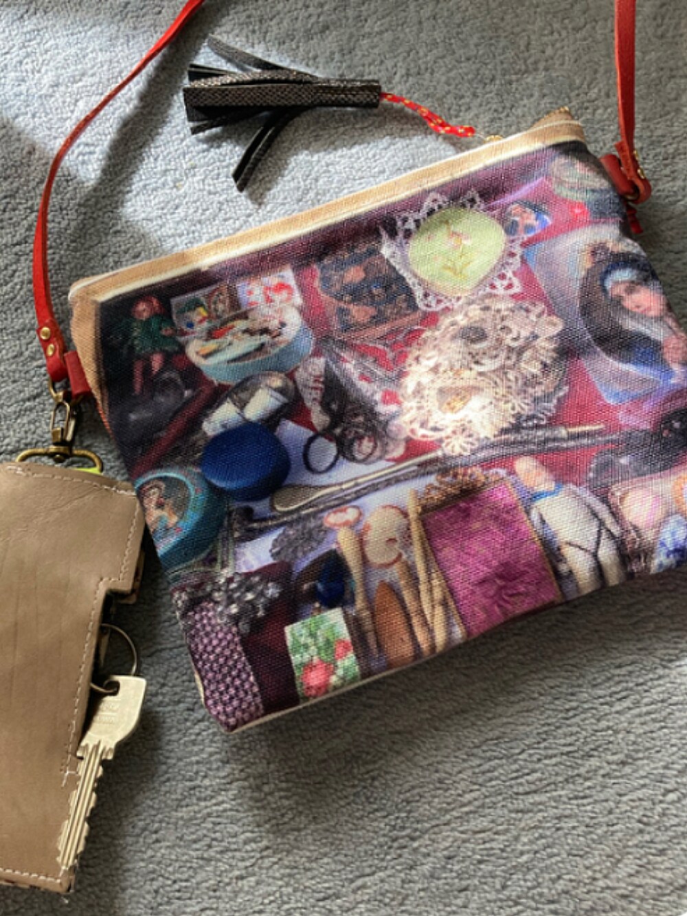 レッド系のショルダーバッグを着用したレディースの春コーディネートの2枚目の写真