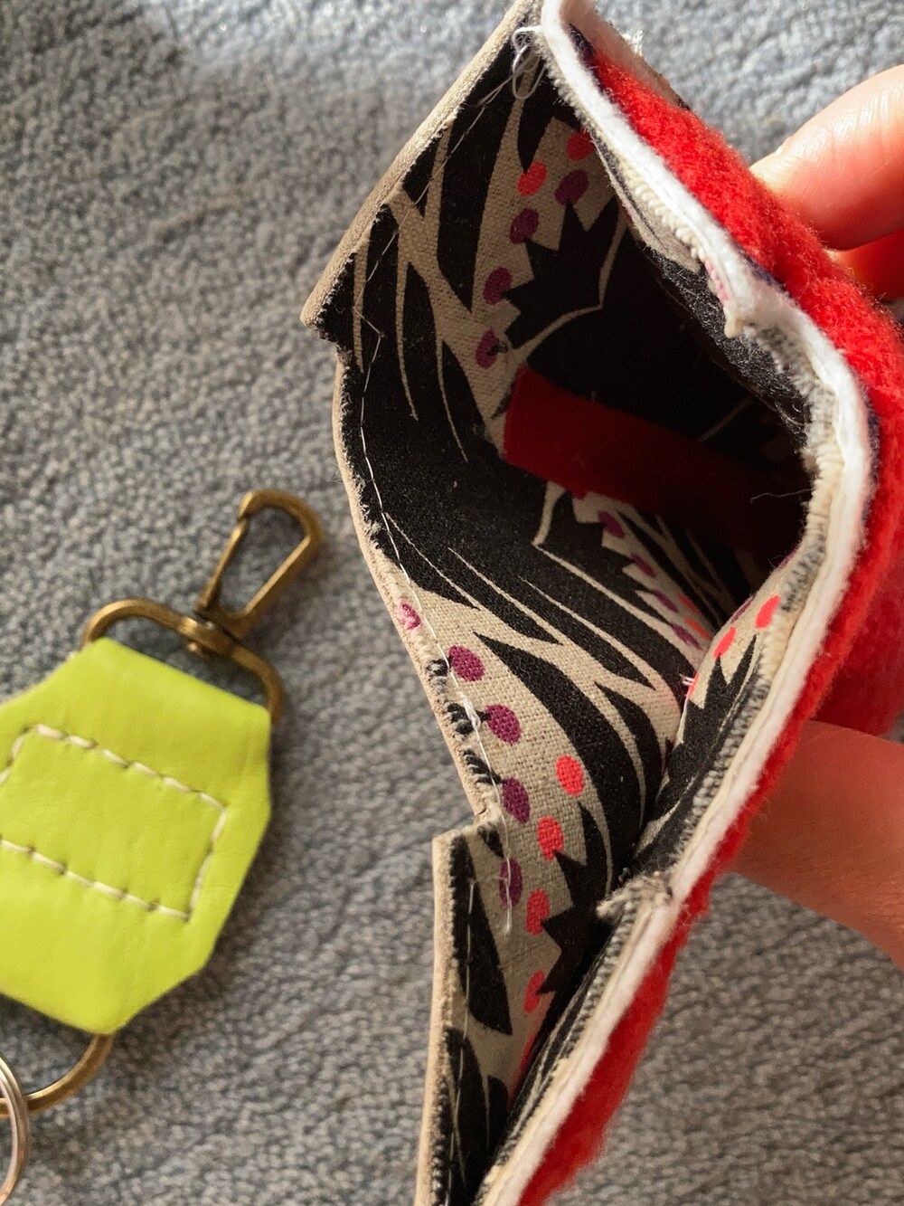 レッド系のショルダーバッグを着用したレディースの春コーディネートの4枚目の写真