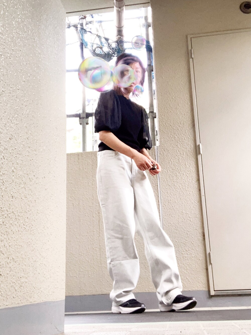 「プチプラ、ワイドパンツ、シンプルコーデ、大人女子、デニム、おしゃれさんと繋がりたい」｜「UNIQLOのアイテム（デニムパンツ、ホワイト系）」を使った、ラムちゃんさん（レディース・167cm）の夏コーディネートの2枚目の写真