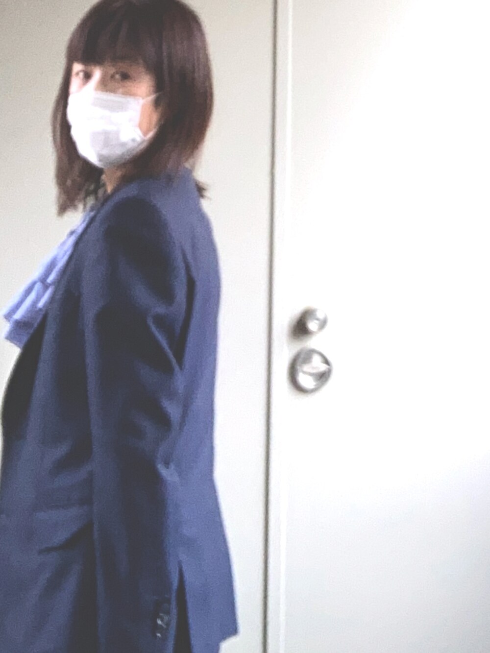 ブルー系のシャツ/ブラウス、ブルー系のテーラードジャケット、ブラウン系のスカートを着用したレディースの冬コーディネートの2枚目の写真