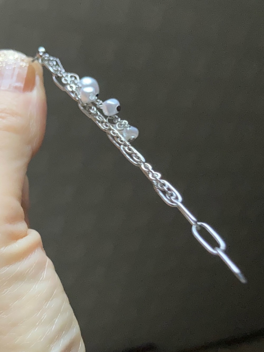 シルバー系のピアス（片耳用）を着用したレディースの春コーディネートの2枚目の写真