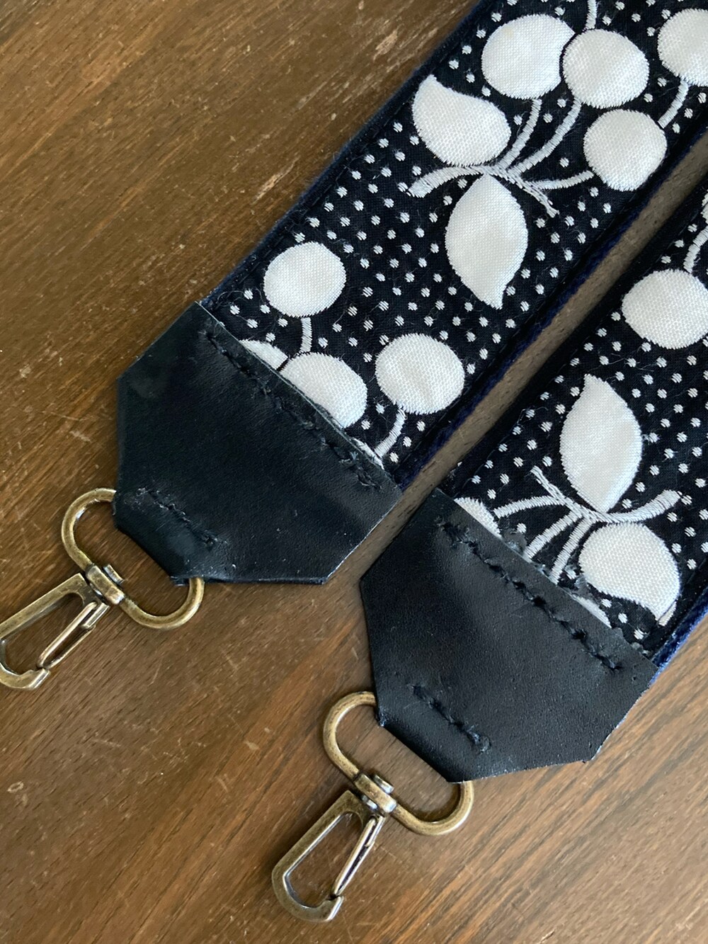 ブラック系のショルダーバッグを着用したレディースの秋コーディネートの2枚目の写真